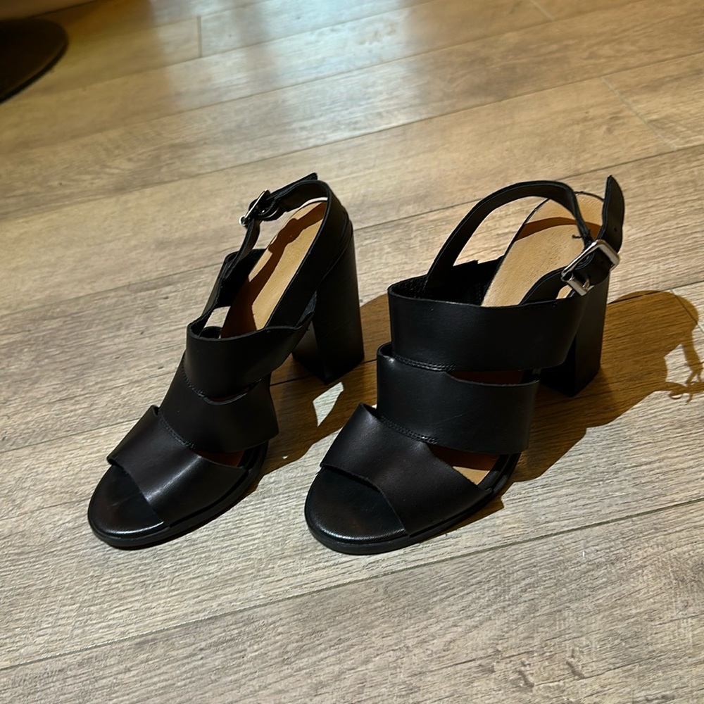 Urban outfitters black chunky heel sandal